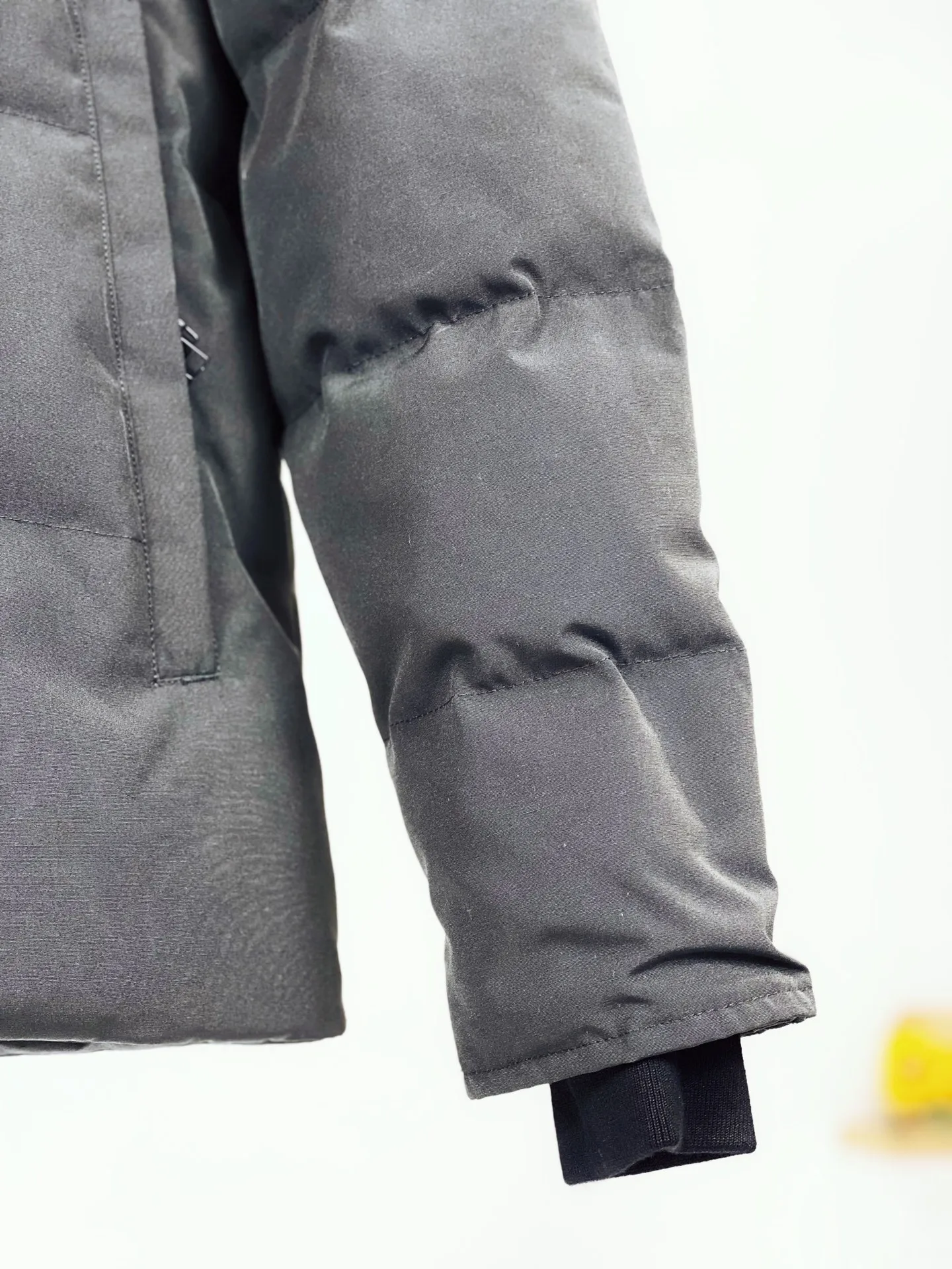 P820 Canada goose/Canada Goose Wyndham 388M 29 parka down jackets, genuine original version, you need to compare with the genuine product at any time, all accessories are customized from the original factory 💯The softness and hardness of the fabric are compared with the genuine ones, and they can be restored by kneading at will (fabric misunderstanding: fabrics that are not high hardness are waterproof. Only when you buy the latest genuine version this year will you notice the softness and comfort of the fabric) 💯Authentic white duck down is synchronized with the down Fluffy and not clumping, filled with electronically controlled down filling machine. 💯Customized zippers with authentic YKK military-grade copper core zipper pulls. High hardness and no jamming. 💯The fur collar is purchased from Western Canada coyote skin and is customized. Zipper cord, pocket label, back label, collar velvet, velcro fasteners, cuffs, all details are updated simultaneously with the original version, the best version, the most complete color matching, the fighter in the world 29, battle various worldly goods, size: XS-XXL (size chart attached below), color: as shown below